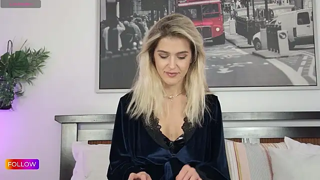 Snapshot of Sarah-Hart chatting on 10.06.25 Sarah-Hart online show from 10.06.25