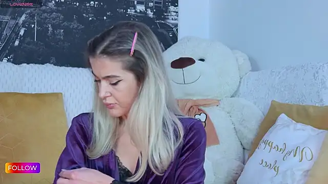 Snapshot of Sarah-Hart chatting on 11.30.25 Sarah-Hart online show from 11.30.25