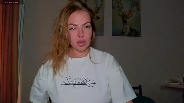 Snapshot of EmilyRobbie chatting on 04.19.26 EmilyRobbie online show from 04.19.26