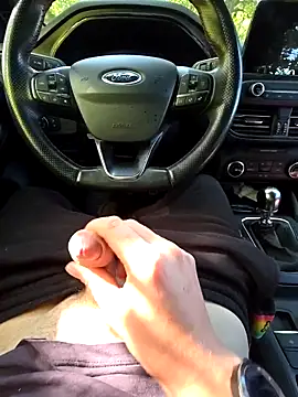 Snapshot of Titanhoott chatting on 09.18.25 Titanhoott online show from 09.18.25