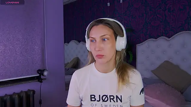 Snapshot of ElizaMayers chatting on 02.01.26 ElizaMayers online show from 02.01.26