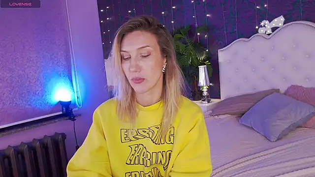 Snapshot of ElizaMayers chatting on 02.08.26 ElizaMayers online show from 02.08.26