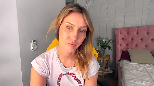 Snapshot of ElizaMayers chatting on 03.11.26 ElizaMayers online show from 03.11.26