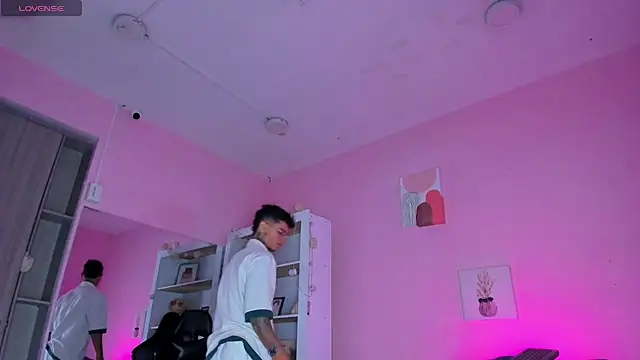 Ian Castillo  online show from 11.05.25