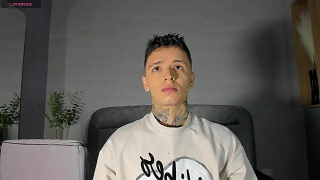 Snapshot of Ian_Castillo_ chatting on 05.14.26 Ian Castillo online show from 05.14.26