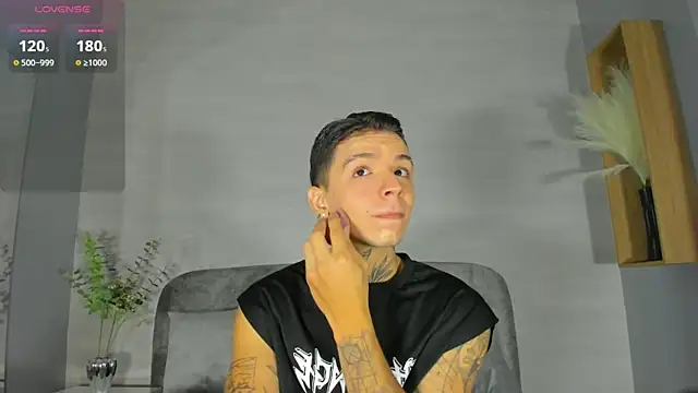 Snapshot of Ian_Castillo_ chatting on 07.17.26 Ian Castillo online show from 07.17.26