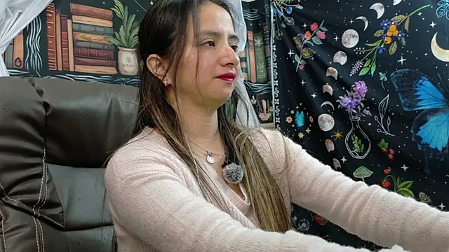 Snapshot of julietta___jackson chatting on 05.01.26 julietta jackson online show from 05.01.26