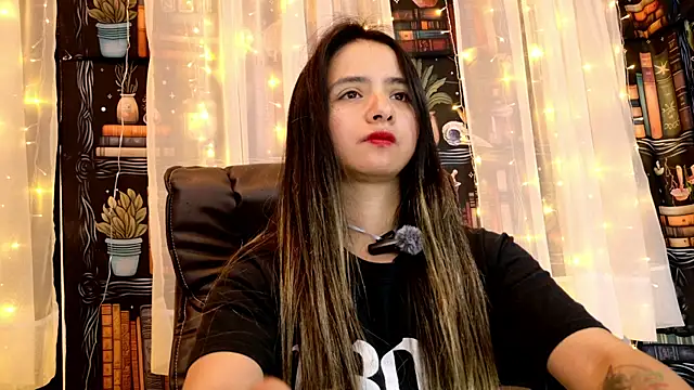 Snapshot of julietta___jackson chatting on 05.27.26 julietta jackson online show from 05.27.26