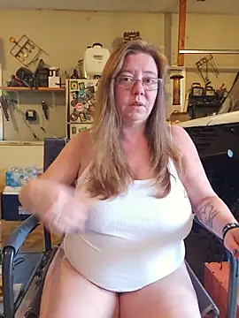 Snapshot of MsShelby40 chatting on 06.10.26 MsShelby40 online show from 06.10.26