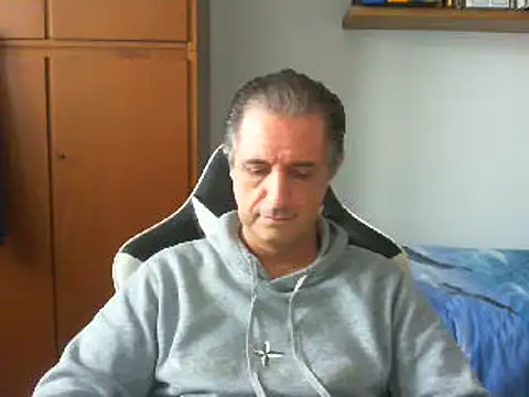 Snapshot of lliuk70mi chatting on 02.14.25 lliuk70mi online show from 02.14.25