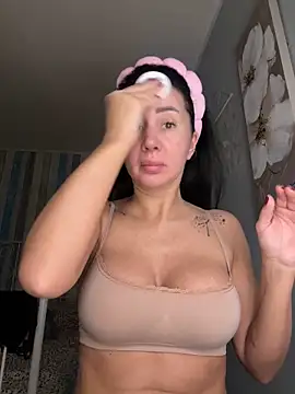 Snapshot of AnaRhodes chatting on 02.20.25 AnaRhodes online show from 02.20.25