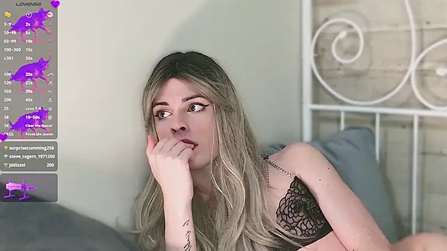 Snapshot of GiselleParton chatting on 12.29.24 GiselleParton online show from 12.29.24