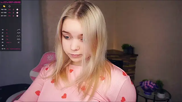 Snapshot of ZaraCreedon chatting on 03.04.25 ZaraCreedon online show from 03.04.25