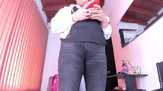 Snapshot of alondrabigtits chatting on 04.19.26 alondrabigtits online show from 04.19.26