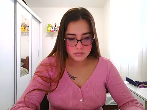 Snapshot of maliamiller chatting on 05.28.26 maliamiller online show from 05.28.26