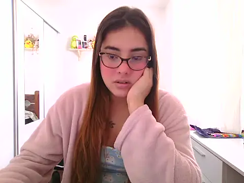 Snapshot of maliamiller chatting on 06.11.26 maliamiller online show from 06.11.26