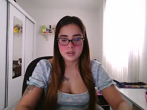 Snapshot of maliamiller chatting on 06.12.26 maliamiller online show from 06.12.26