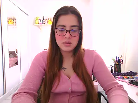 Snapshot of maliamiller chatting on 06.15.26 maliamiller online show from 06.15.26