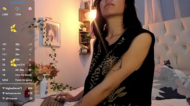 savagequeenbee7 online show from 01.11.25