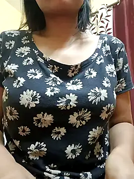 Snapshot of Sanaya_7 chatting on 02.05.25 Sanaya 7 online show from 02.05.25