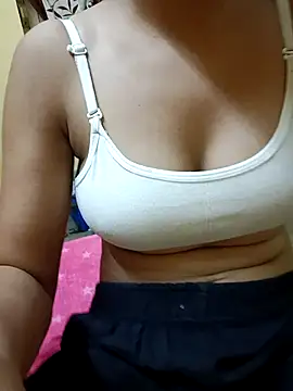 Snapshot of Sanaya_7 chatting on 09.27.25 Sanaya 7 online show from 09.27.25