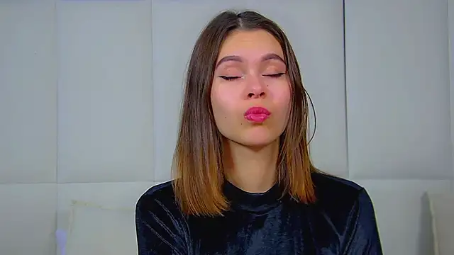 Snapshot of PollyLanders chatting on 10.06.25 PollyLanders online show from 10.06.25