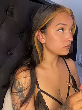 Snapshot of baby_lizy chatting on 12.21.24 baby lizy online show from 12.21.24