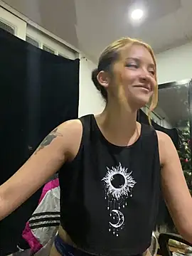 Snapshot of baby_lizy chatting on 01.05.25 baby lizy online show from 01.05.25