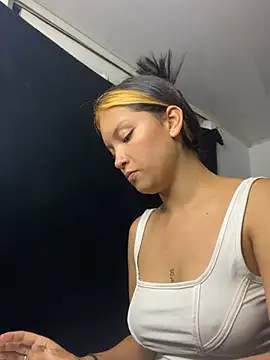 Snapshot of baby_lizy chatting on 03.22.25 baby lizy online show from 03.22.25