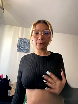 Snapshot of baby_lizy chatting on 09.25.25 baby lizy online show from 09.25.25