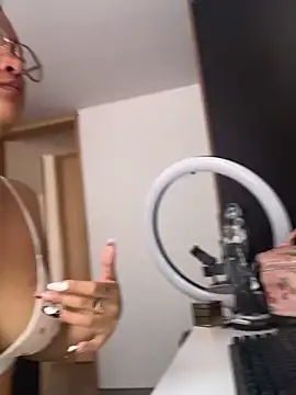 Snapshot of baby_lizy chatting on 09.27.25 baby lizy online show from 09.27.25