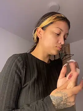 Snapshot of baby_lizy chatting on 10.05.25 baby lizy online show from 10.05.25