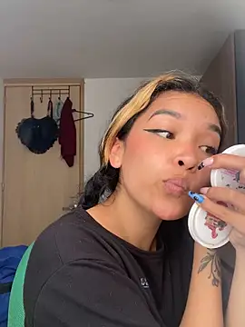 Snapshot of baby_lizy chatting on 10.12.25 baby lizy online show from 10.12.25