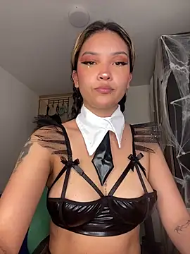 Snapshot of baby_lizy chatting on 10.31.25 baby lizy online show from 10.31.25