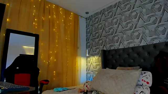 Sophiee Hill online show from 09.12.25