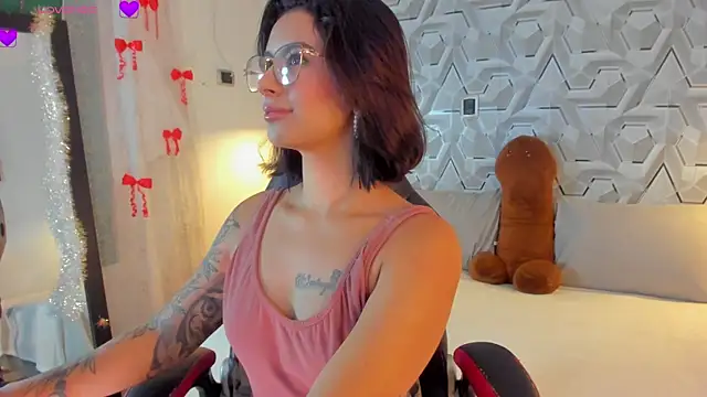 Sophiee Hill online show from 04.07.26