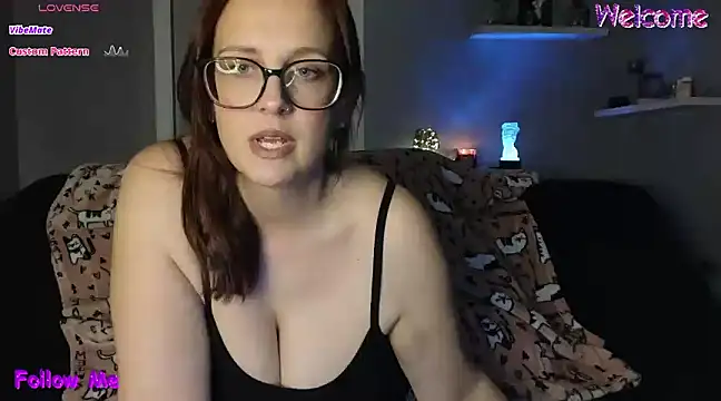 Snapshot of TheBustyHouseWife chatting on 01.18.25 TheBustyHouseWife online show from 01.18.25