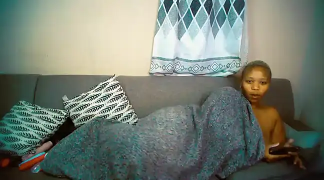 Snapshot of GoldenPussyXOXO chatting on 12.22.24 GoldenPussyXOXO online show from 12.22.24