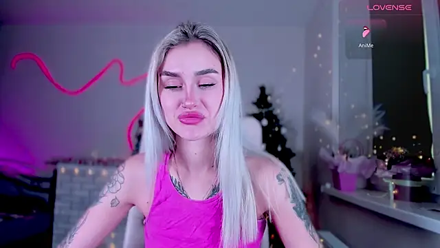 Snapshot of _Ravenaa chatting on 12.15.24 Ravenaa online show from 12.15.24