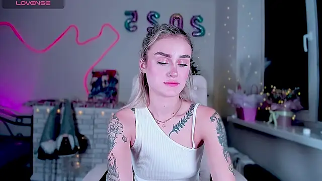 Snapshot of _Ravenaa chatting on 12.23.24 Ravenaa online show from 12.23.24