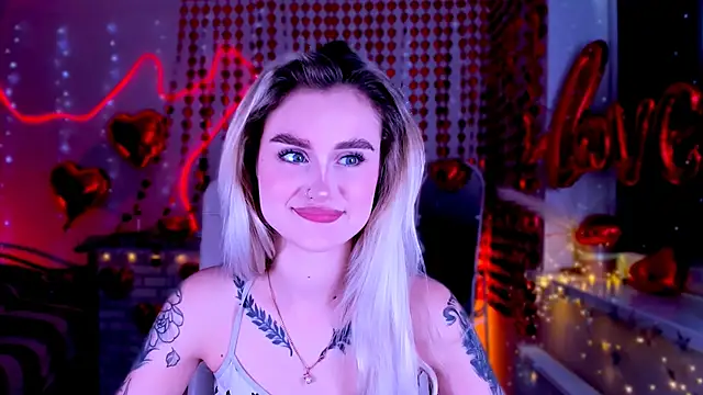 Snapshot of _Ravenaa chatting on 02.19.25 Ravenaa online show from 02.19.25