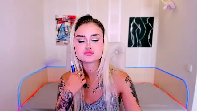 Snapshot of _Ravenaa chatting on 09.12.25 Ravenaa online show from 09.12.25