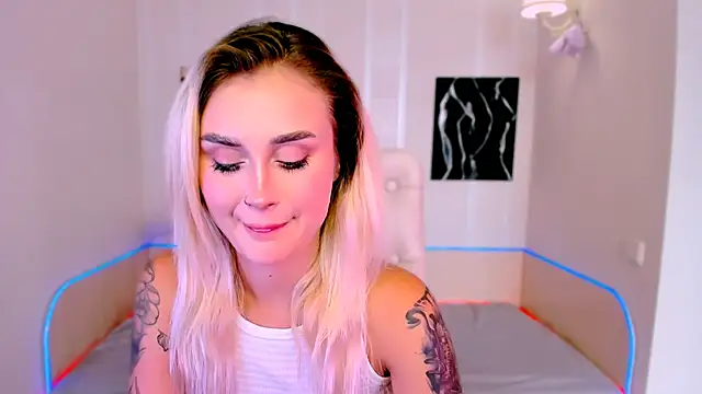 Snapshot of _Ravenaa chatting on 09.18.25 Ravenaa online show from 09.18.25