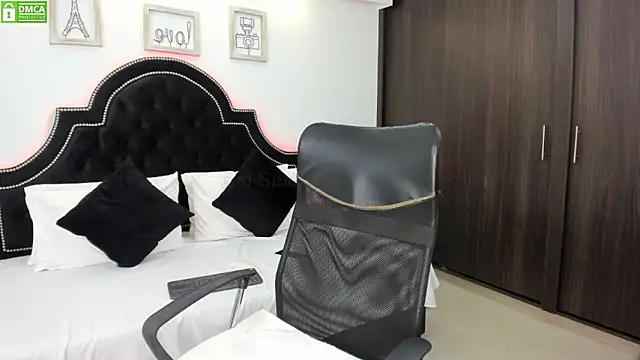 Snapshot of MaxxiCruz chatting on 01.17.25 MaxxiCruz online show from 01.17.25
