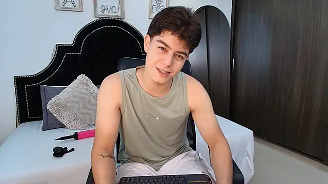 Snapshot of MaxxiCruz chatting on 09.13.25 MaxxiCruz online show from 09.13.25