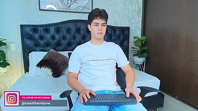 Snapshot of MaxxiCruz chatting on 10.04.25 MaxxiCruz online show from 10.04.25