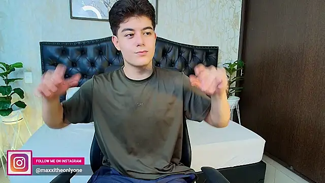 Snapshot of MaxxiCruz chatting on 10.14.25 MaxxiCruz online show from 10.14.25