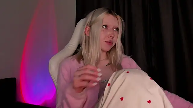 Snapshot of takeyourmolly chatting on 12.14.24 takeyourmolly online show from 12.14.24