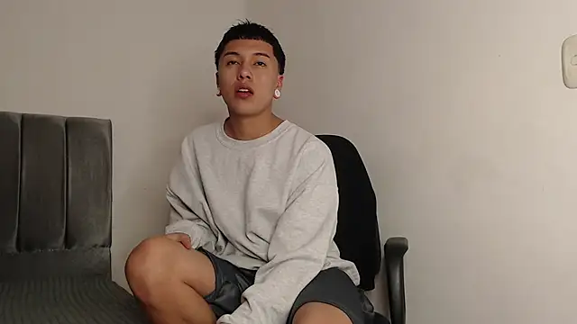 Snapshot of alex-lover chatting on 03.18.25 alex-lover online show from 03.18.25