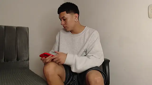 Snapshot of alex-lover chatting on 03.18.25 alex-lover online show from 03.18.25